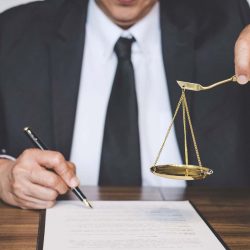 Клопотання про звільнення особи від кримінальної відповідальності у зв’язку із закінченням строків давності може бути подано стороною захисту